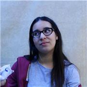 Profesora de Inglés imparte clases a estudiantes de 5 a 18 años